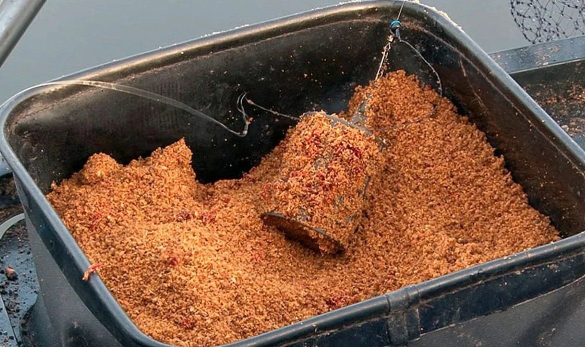 кормушка для зимней рыбалки. прикормка в лунке. прикормки для рыбалки на плотву. зимняя прикормка кормушка. как сделать прикормку для зимней рыбалки.