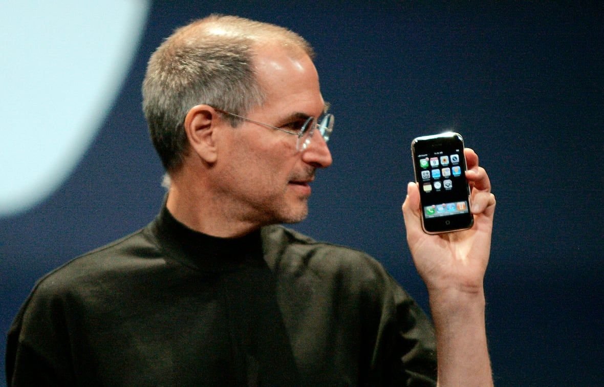 Первый в мире сенсорный. Стив Джобс 2007. Стив Джобс айфон 2007. Iphone 2007 Стива Джобса. Стив Джобс айфон 2g.