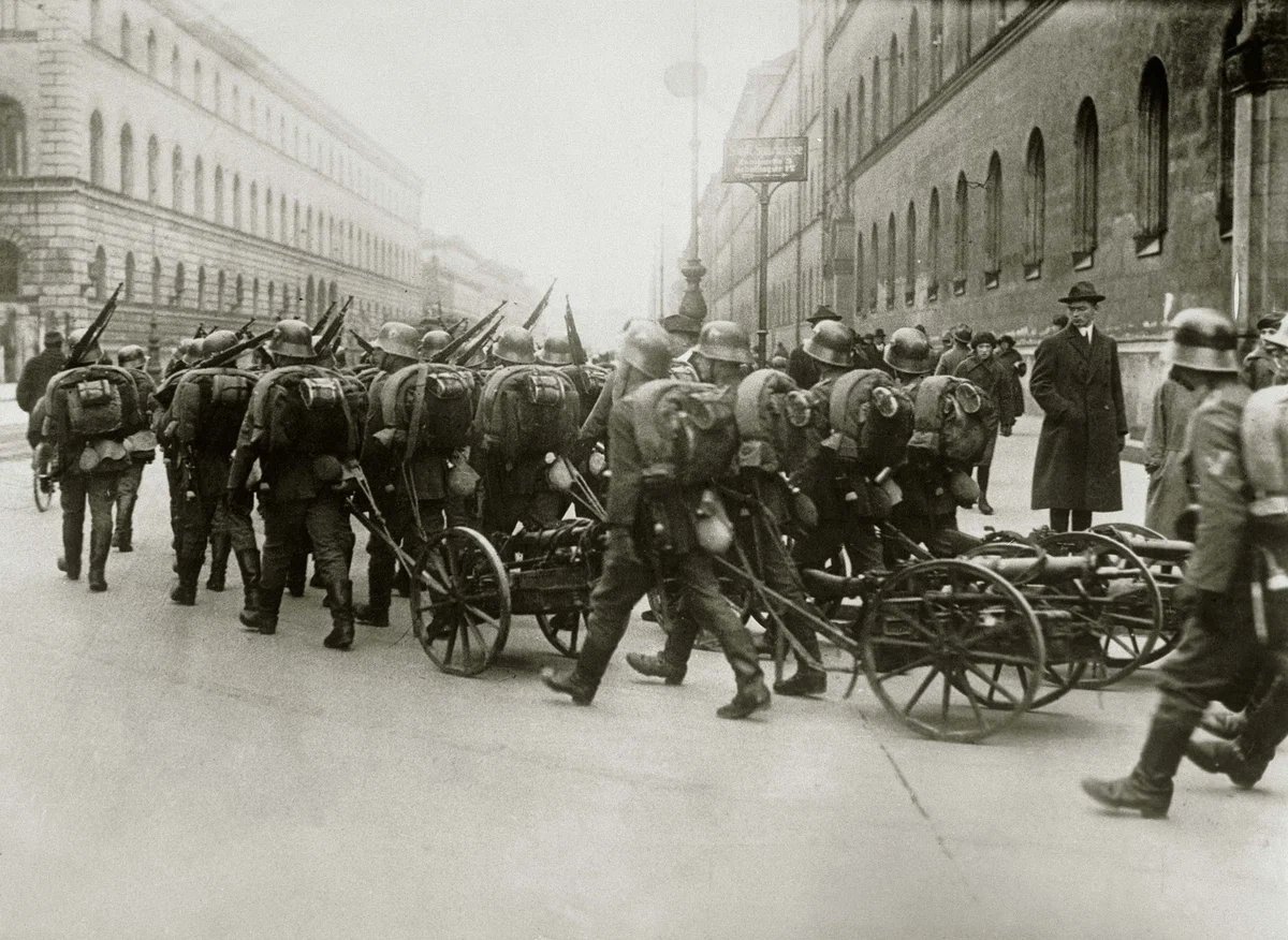 20 начало 21 века. Пивной путч в Германии в 1923 г. Пивной путч в Мюнхене 1923. 1923 Г. – пивной путч в Мюнхене.. Гитлер пивной путч.