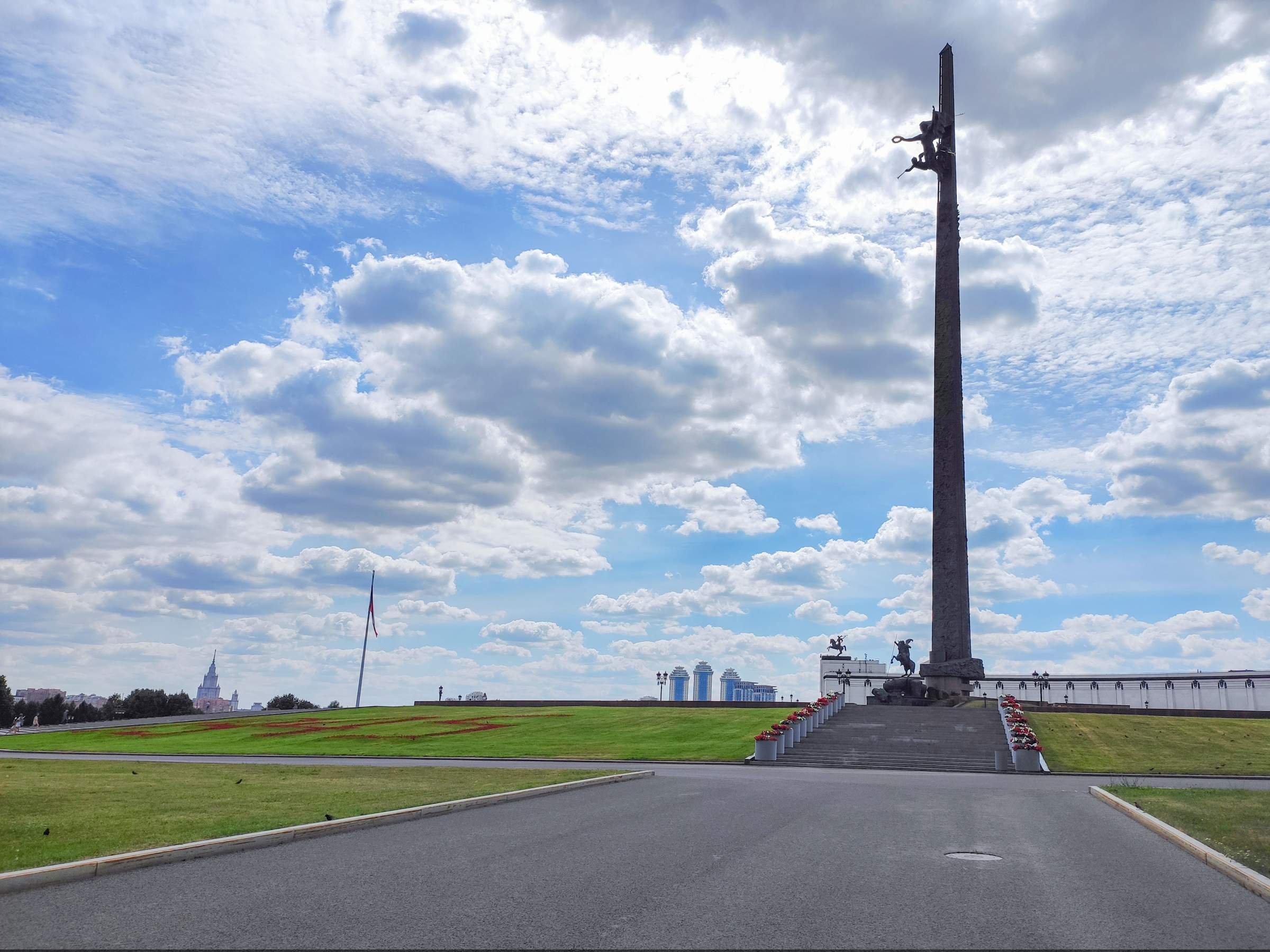 Памятники на поклонной горе в москве описание и фото