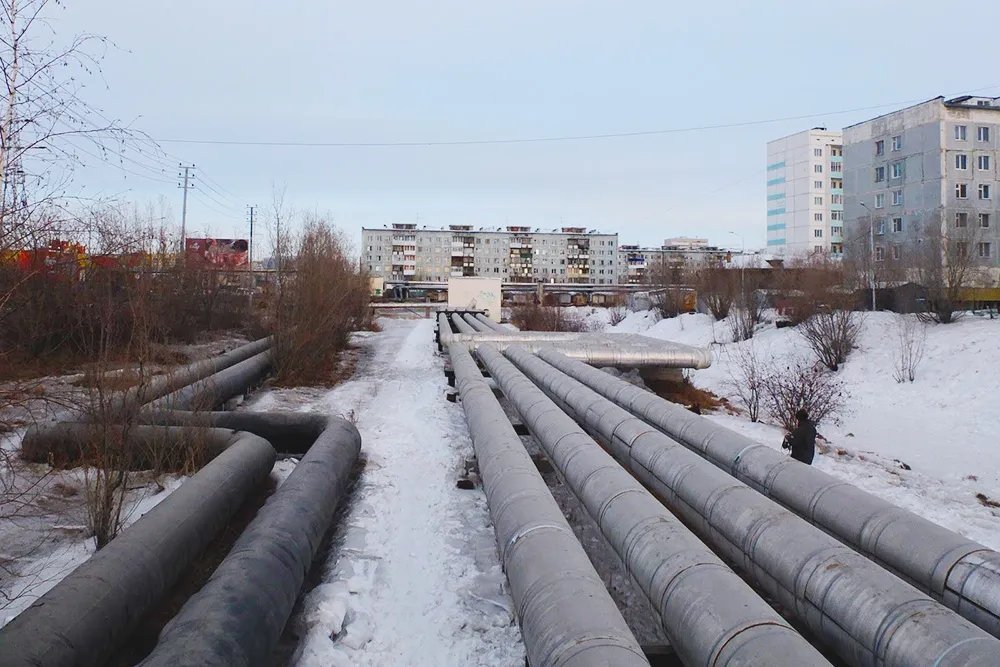 Трубы якутске. Якутск трубы. Канализационные трубы в Якутии. Трубопровод в Якутии. Трубы в городе.