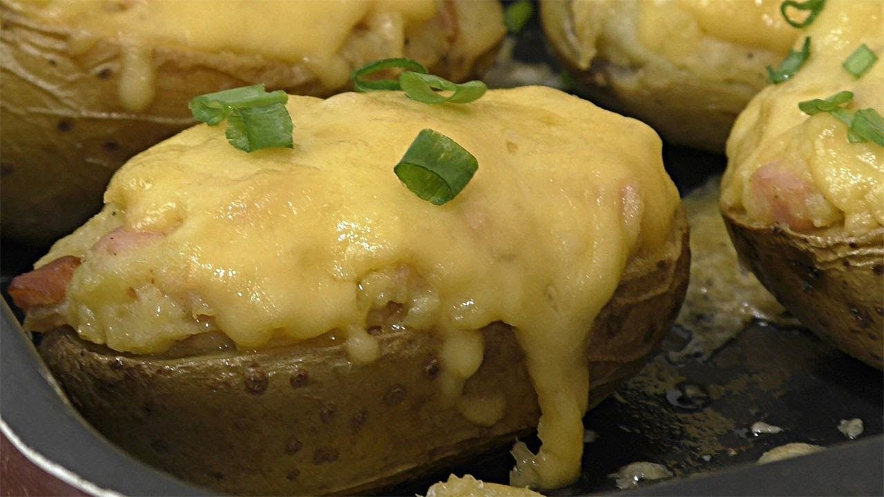 Печеный б. Пирожки печеные на тарелке. Фаршированный картофель в фольге. Картофель запеченный в кожуре. Арепа хлеб печеная.