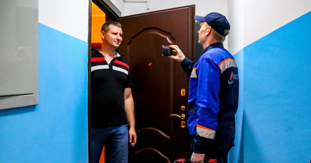 Не пускать в квартиру управляющую компанию. Фото работника. Не пускать в квартиру управляющую компанию. Не пускать в квартиру управляющую компанию. Поквартирный обход.