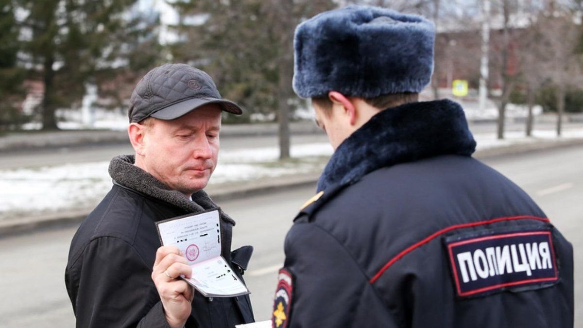 Видны граждане. Полиция проверяет документы. Милиция проверяет документы. Полицейский на улице. Полицейский беседует с гражданами.