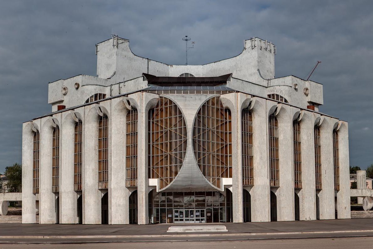 Здания в новгороде. Великий Новгород театр брутализм. Театр драмы Великий Новгород космический. Советская архитектура СССР футуризм. Великий Новгород сталинская архитектура.