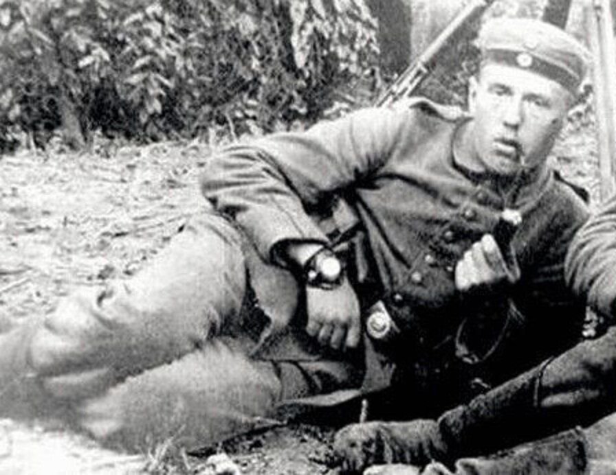 парад на красной площади 7 ноября 1941. солдат с наручными часами. всеволод тарасевич ленинград в блокаде. траншейные часы первой мировой войны. часы восток 1942.