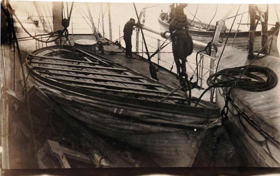 сколько было спасательных шлюпок на титанике. шлюпки титаника. шлюпки титаника. карпатия корабль спасший пассажиров. шлюпки титаника.