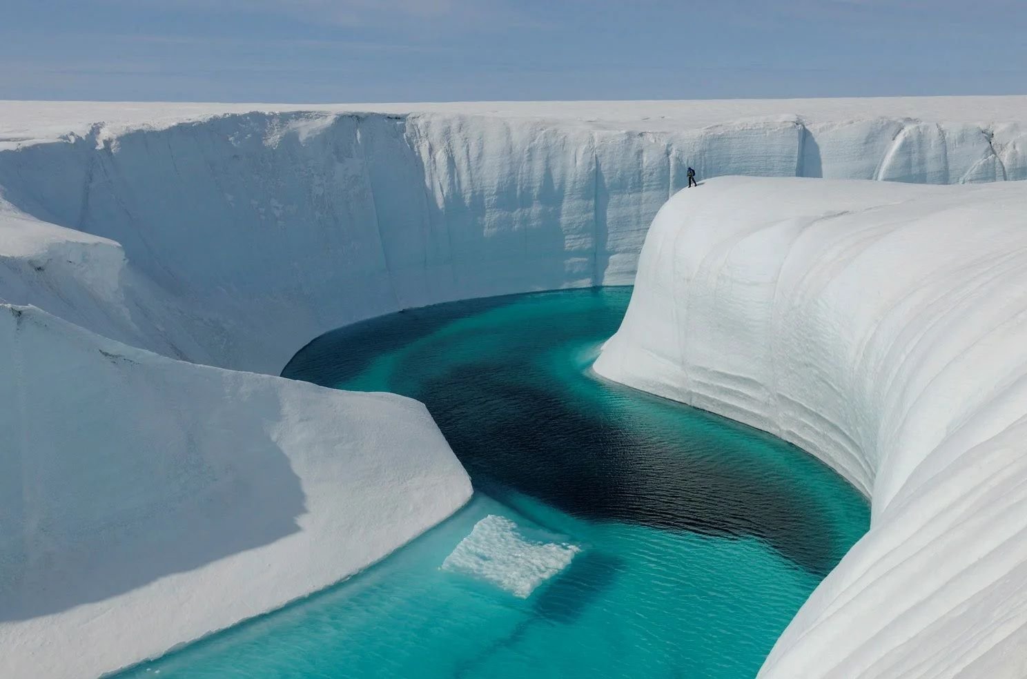 На что больше похож лед. Ледяной каньон Гренландия. Большой каньон в Гренландии. Голубая река в леднике Гренландия. Ледник Булуус.