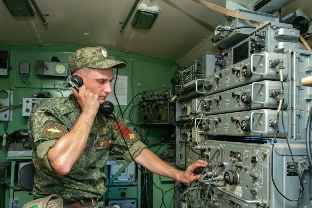 Видео радиостанцию. Р409 радиостанция. Р-409 радиорелейная станция. Войска связи вс РФ. Радиостанция р-145бм.