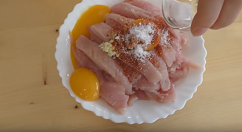 Салат лохматый рецепт с колбасой. Мясо с крупой и овощами. Салат свекла с чесноком крабовыми палочками сыр яйцо майонез. 2 зубчик соль. Куриные ландорики.