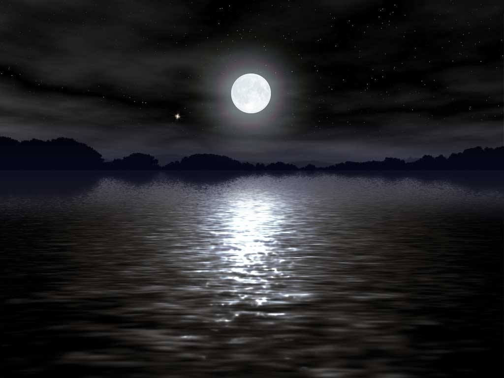 Луна над водой ночью фото