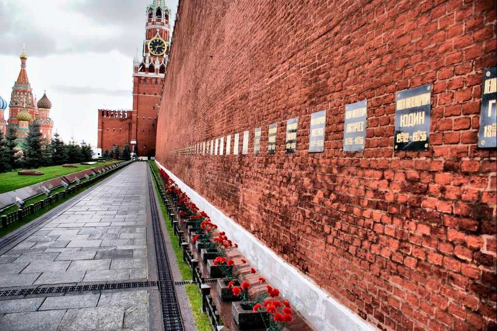 Все стены москвы. Некрополь у кремлёвской стены. Некрополь у Кремля могилы Москва. Некрополь у кремлёвской стены красная площадь. Некрополь у кремлёвской стены и мавзолей Ленина.