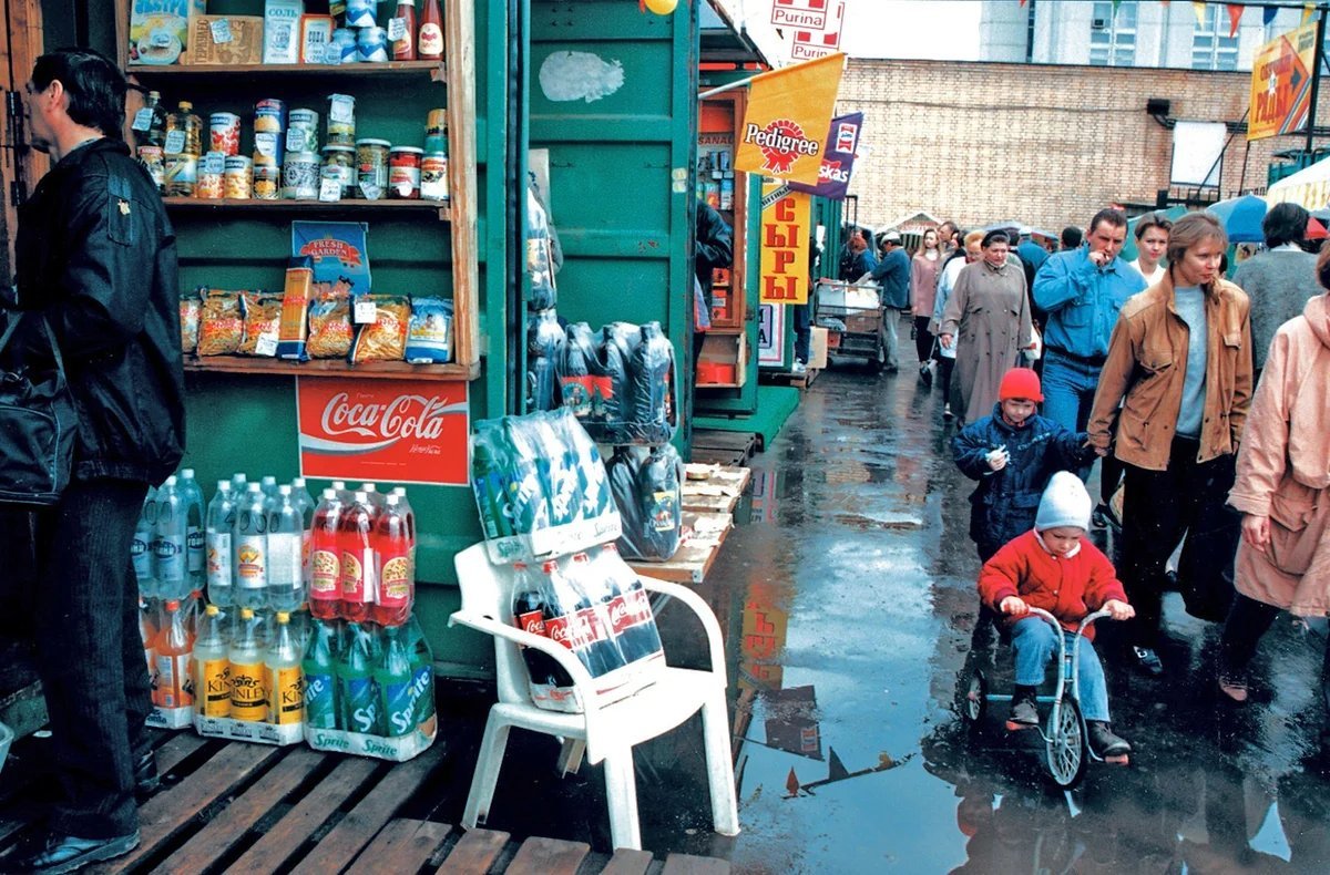 1990 х. Черкизовский рынок Москва 90е. Черкизовский рынок в Москве в 90. Черкизовский рынок Москва 90е ларьки. Махачкала 90е.