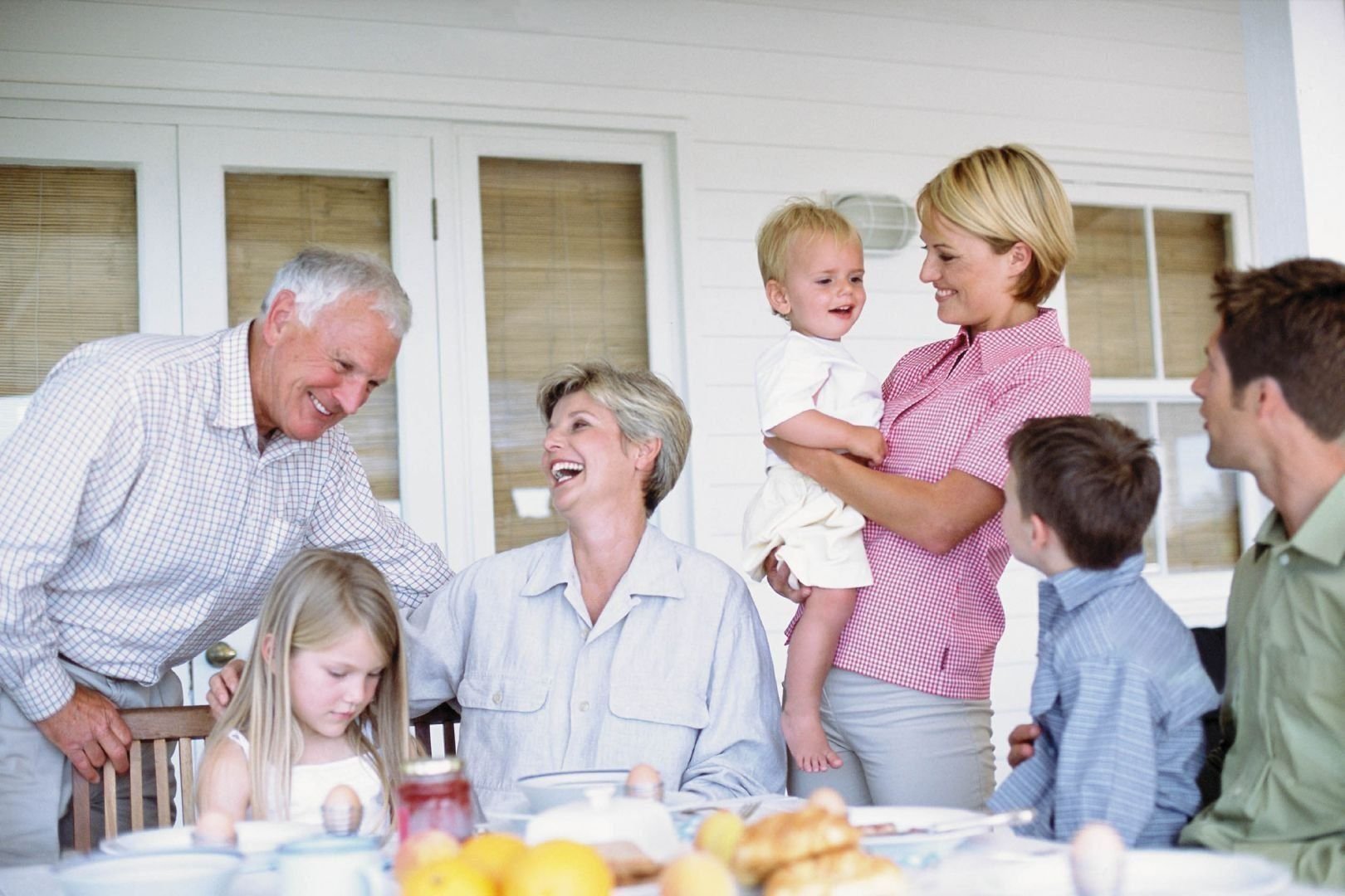Папа и бабушка русские. Семья. Семья три поколения. Счастливая семья за столом. Семья с родителями.