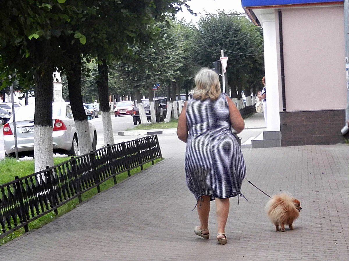 Обскоп. Дама с собачкой на прогулке. Толстая женщина на улице.