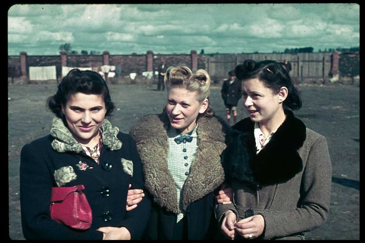 Женщины оккупации. 1939 Хьюго Ягер. Фотограф Хуго Йегер. Немки 1940. Германия 40е.