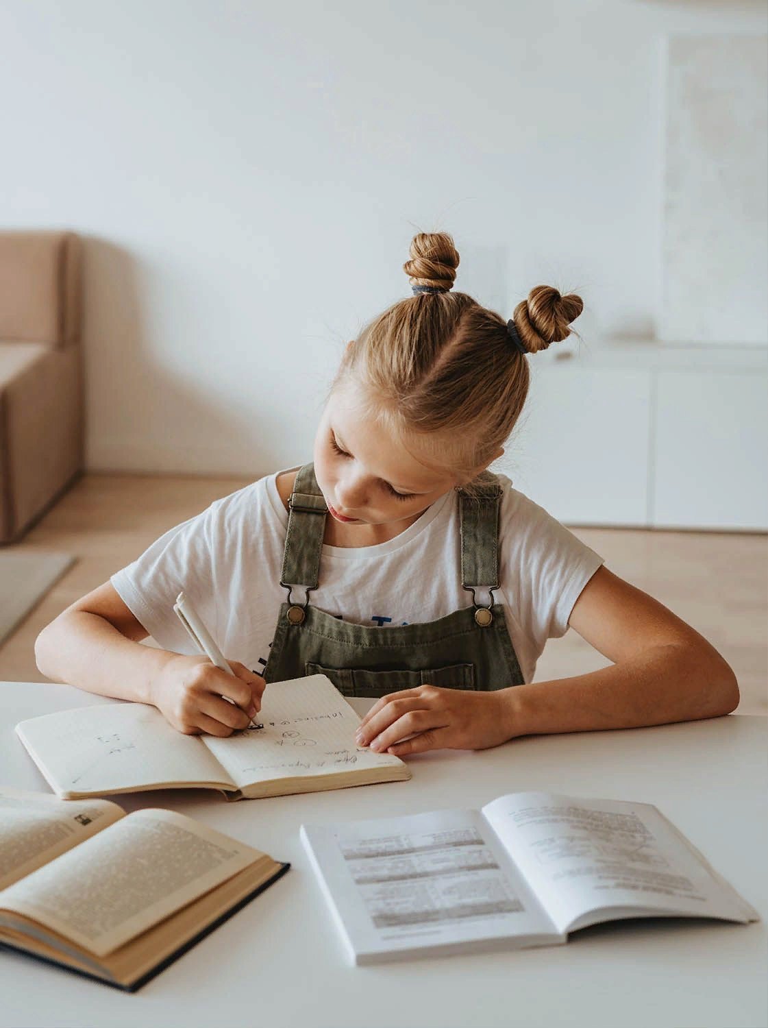 Здоровая фигура. Распределение труда в семье. Комнатные растения для дошкольников. Дети занимаются. Занятия хорошего дела.