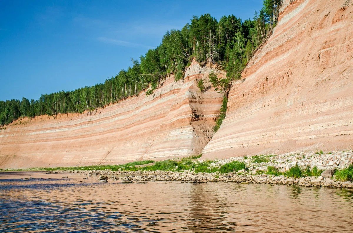 поверхность обнажения. поверхность обнажения. обнажение горных пород. гора каменная сахалин. джеспилит железистый кварцит.