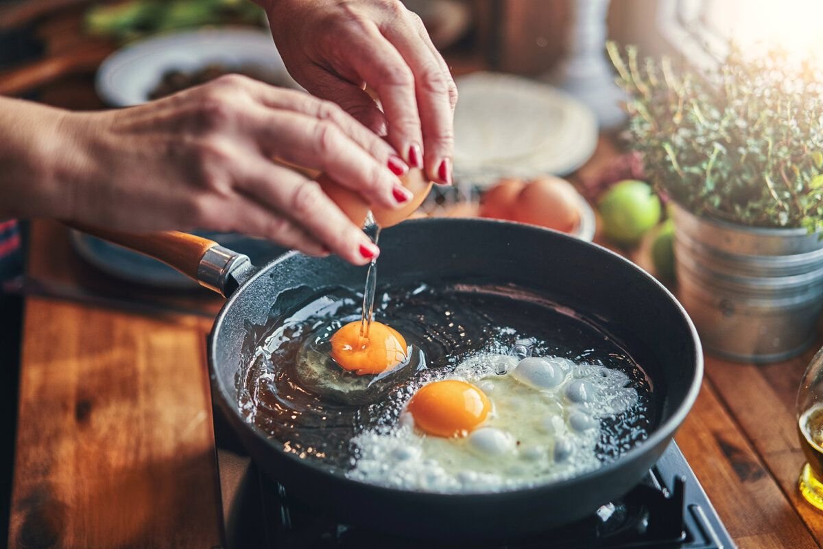 Яичница на сковороде. Сковородка с яичницей в руках. Продукты для яичница на сковороде. Человек жарит яичницу. Девушка жарит яичницу.