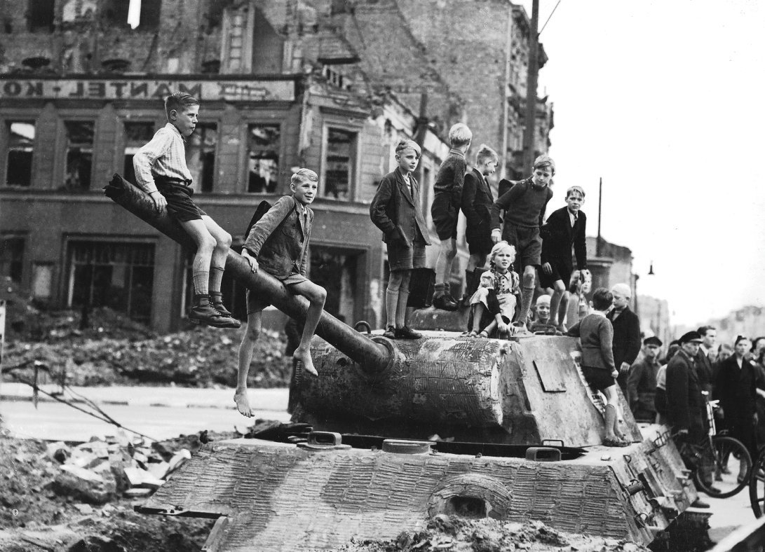 Помощь германии после войны. Берлин лето 1945. Танки в Берлине 1945. Вкопанные танки Берлин 1945.
