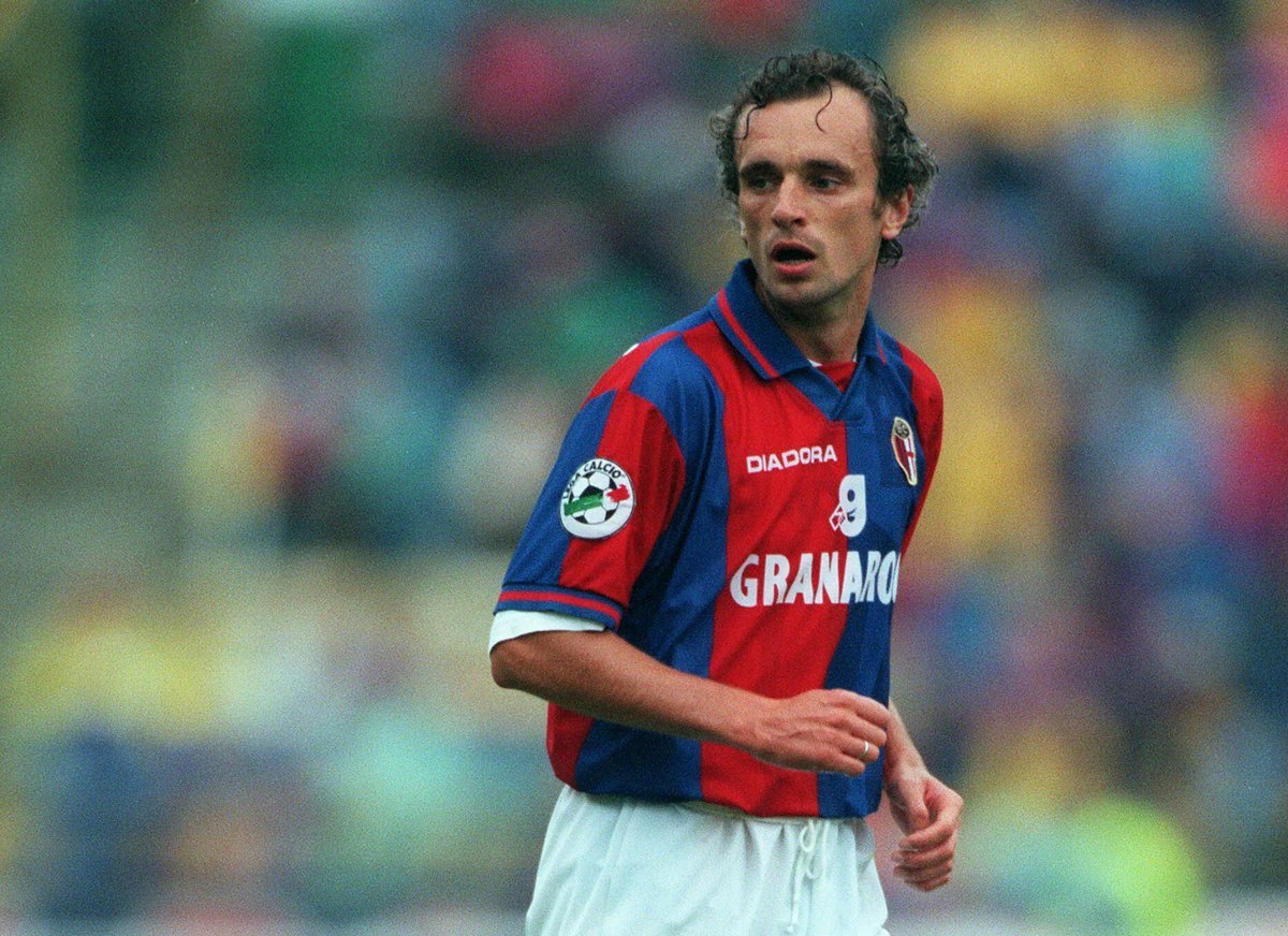 Игрок по другому как называется. Lionel messi 2010 золотой мяч. Лионель месси золотой мяч. Рио фердинанд 2022. Фк барселона роналдиньо.