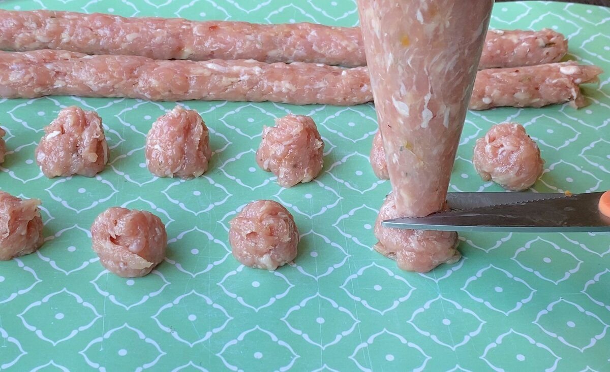 лайфхак как сделать фрикадельки. ложка для фрикаделек с дыркой. как быстро сделать фрикадельки. лепка фрикаделек лайфхаки. лайфхак для фрикаделек.