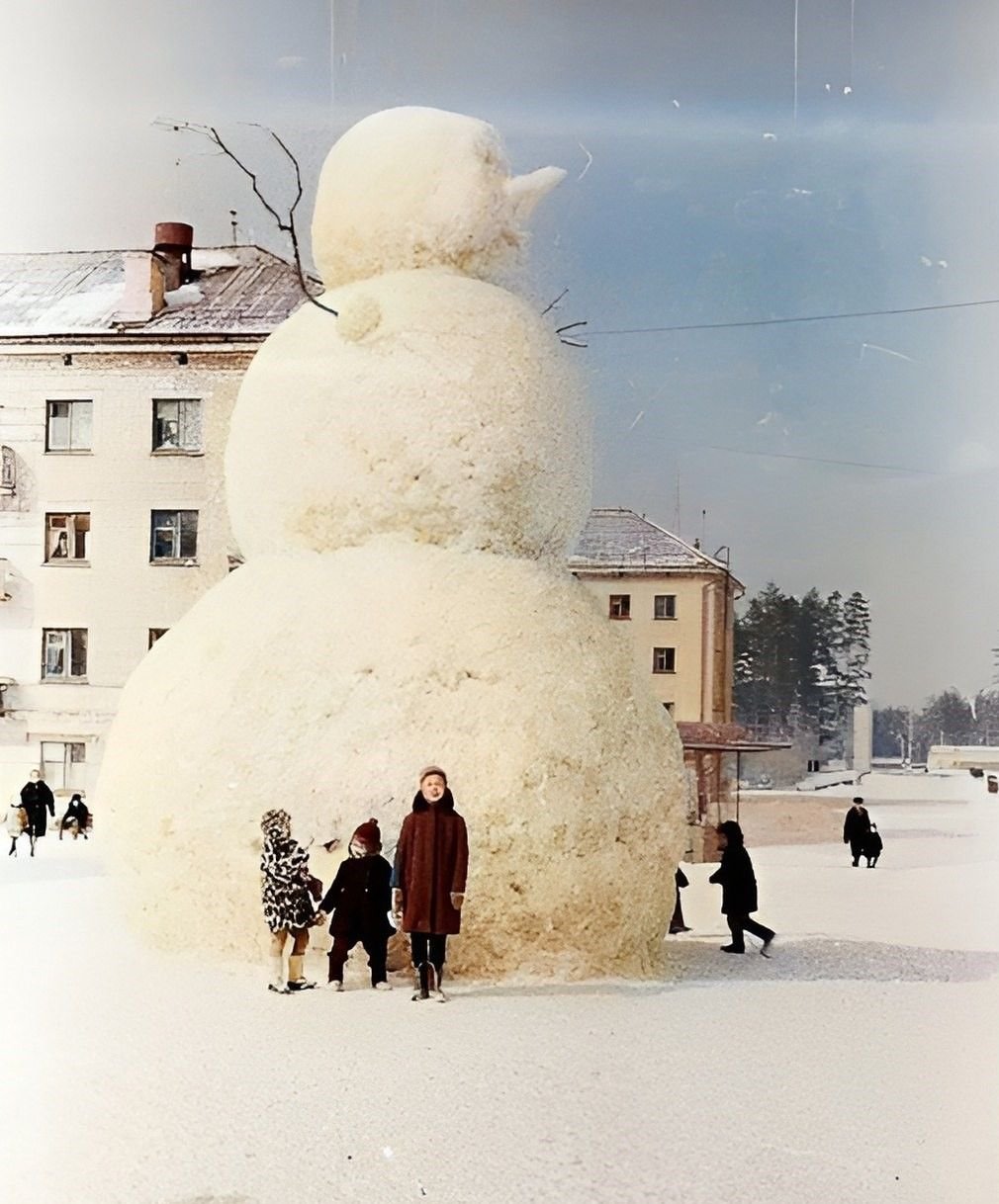 Советские зимние. Снеговик Пенза 1966 год. Царь Снеговик 1966. Царь Снеговик в Заречном 1966. Гигантский Снеговик 1966.