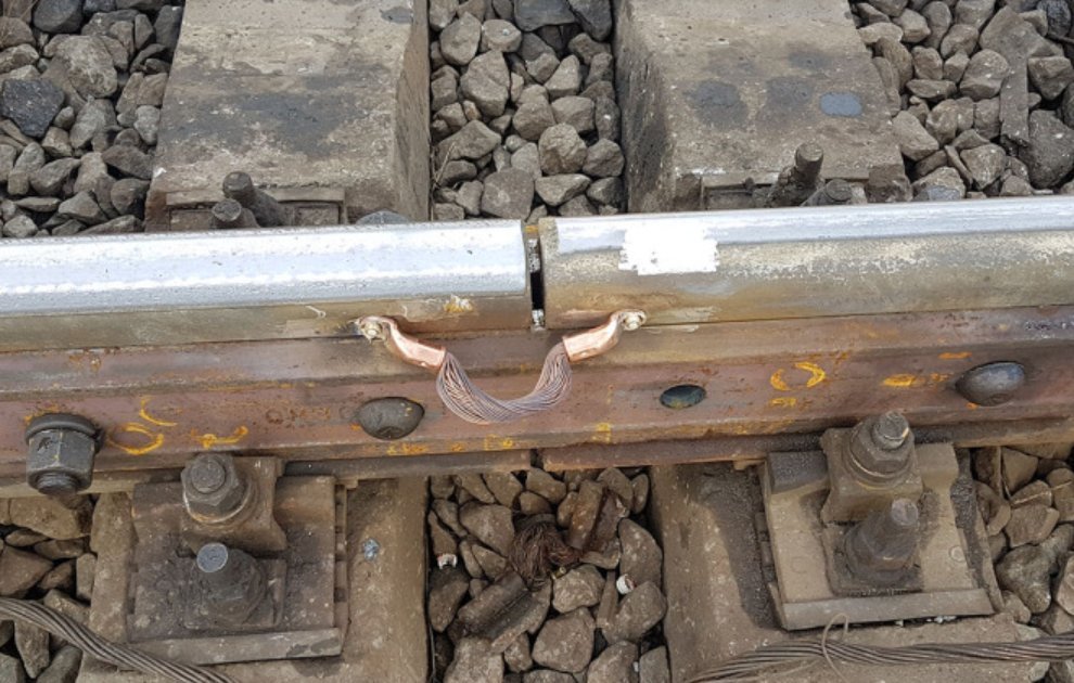 Стыки рельсов. Уравнительные приборы бесстыкового пути. Стык рельса р65. Рельсовый стык. Изолирующий стык р50.