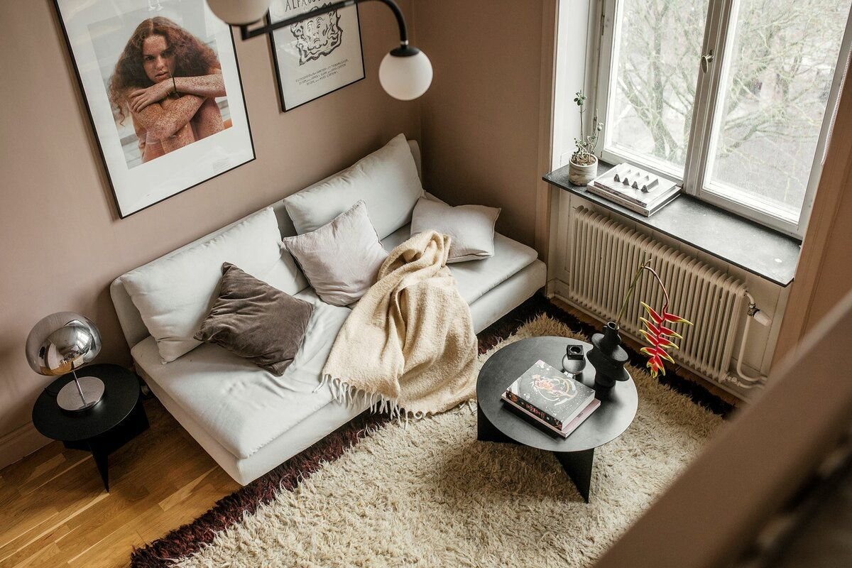 Захламленный интерьер. Вся комната была тесно и уютно загромождена. Комната подростка вечером. Разбросанные вещи в квартире. Вещи для комнаты.