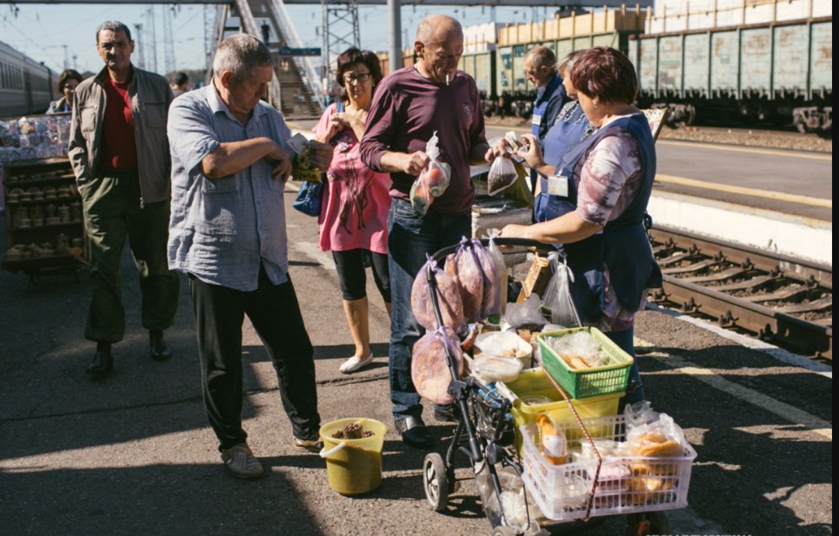 Е торговля. Торговля на вокзалах. Торговля на перроне. Продавцы на перроне. Торговля пирожками на перроне.