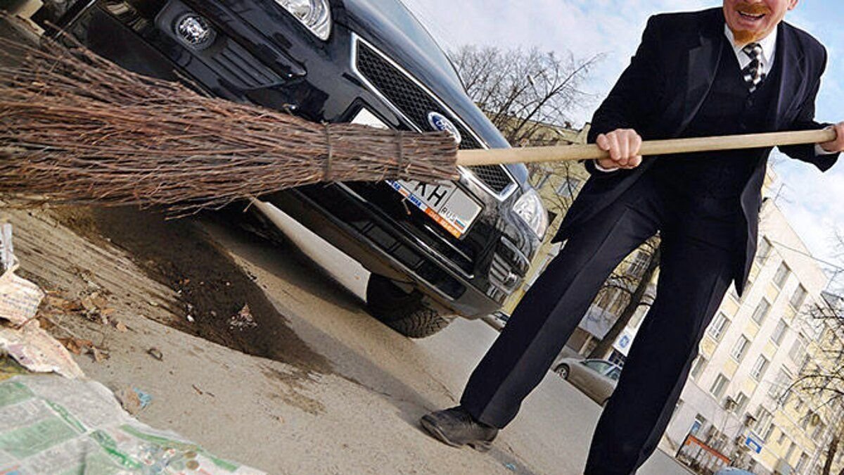 метла предложение. метелка для двора. мети метла. дворник. человек подметает.