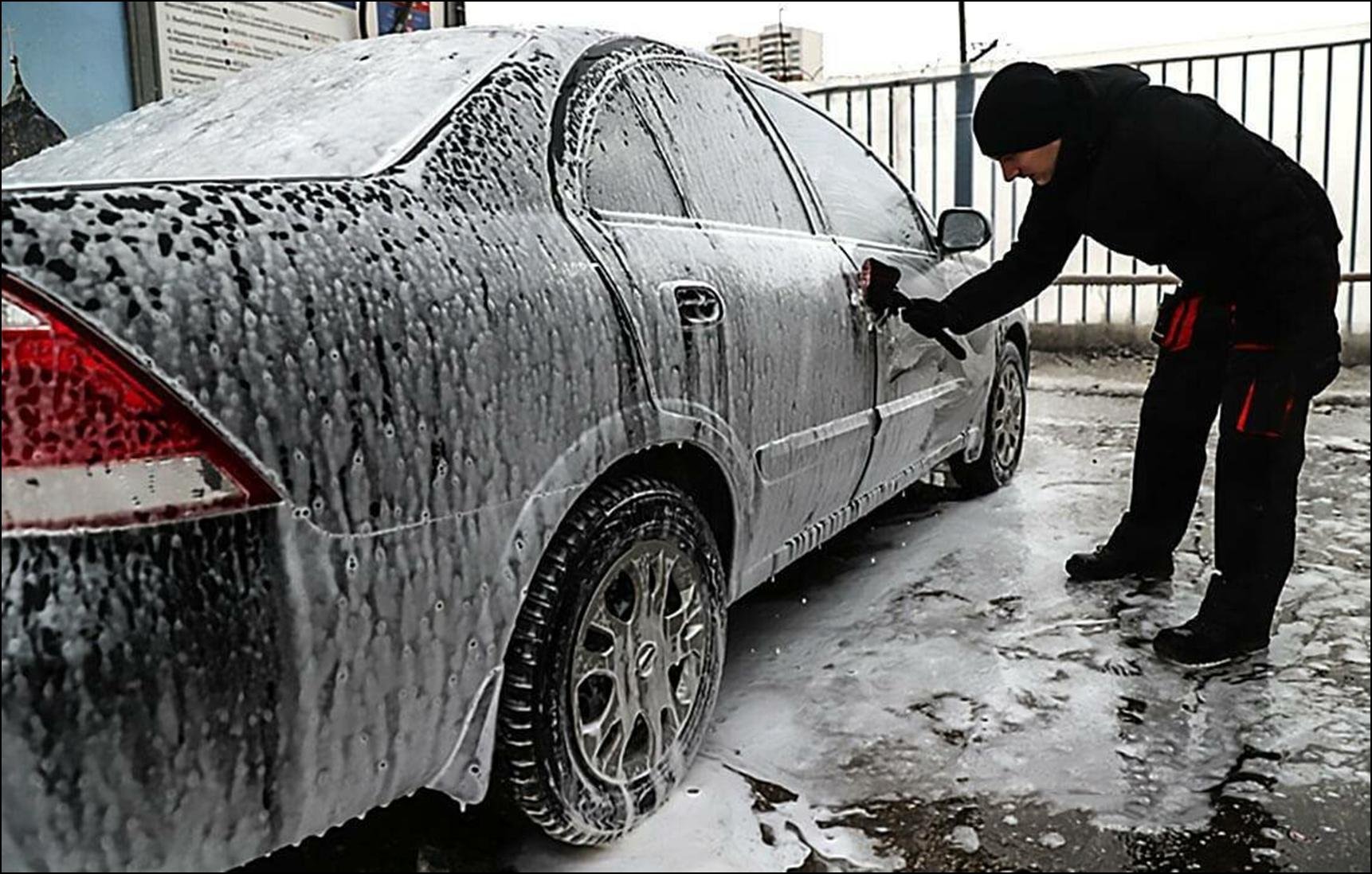 Может ли замерзнуть машина. Зимняя мойка автомобиля. Мойка авто зима. Мойка авто в Мороз. Мойка автомобиля на улице зимой.