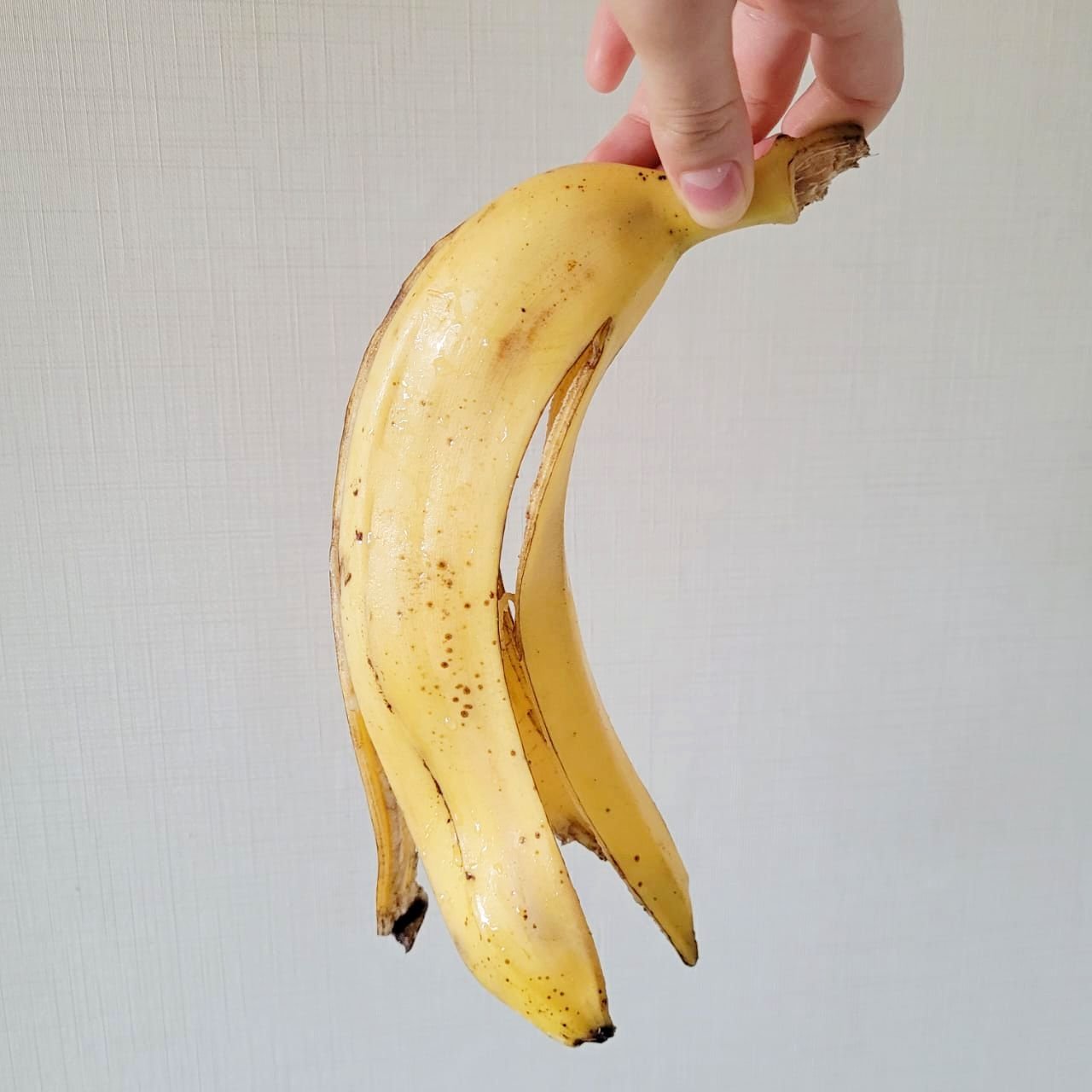 Кожура банана для лица. Банановая кожура. Банан без кожуры. Шкурка банана. Банановое чудо.