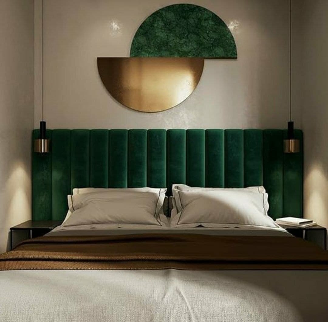 Кровать зелёная блестящая дорогая