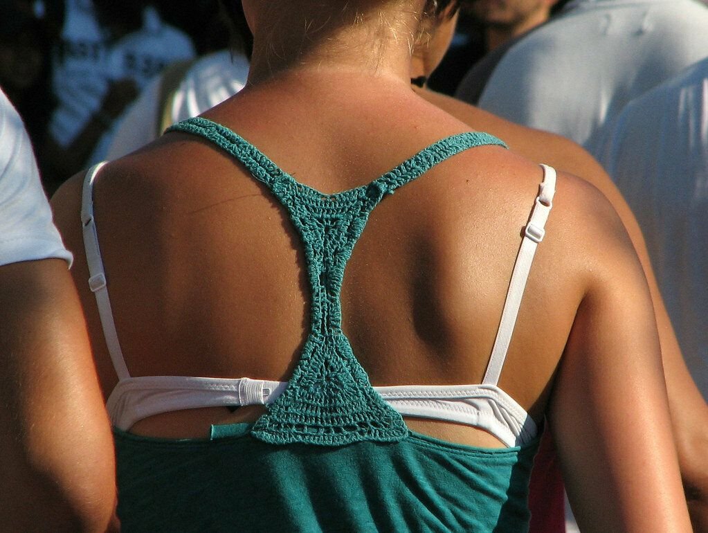 Видны вид. Visible Bra Straps. Woman with Bra Straps visible.