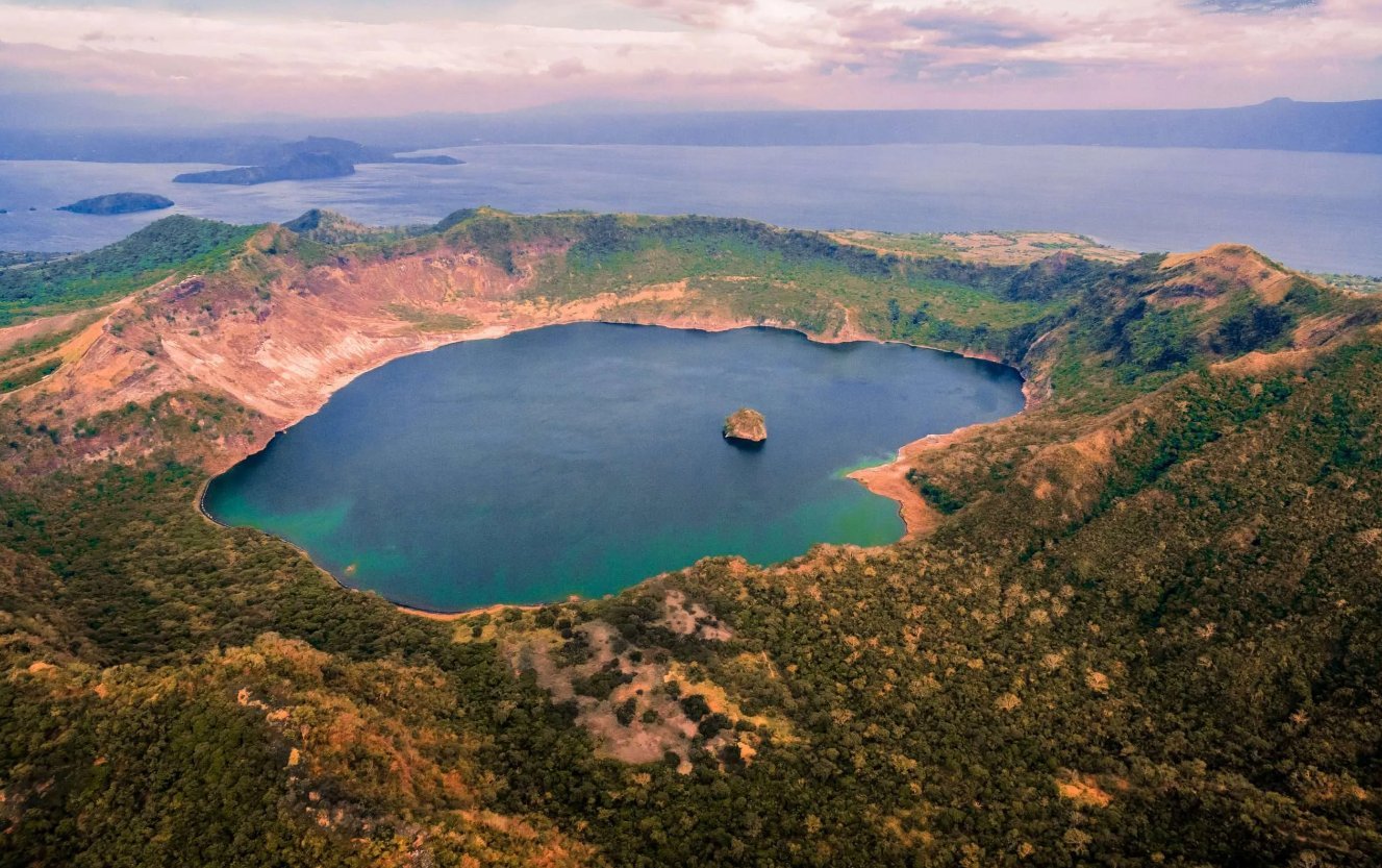 Озеро в центре острова. Озеро Тааль Филиппины. Озеро Тааль на острове Лусон. Остров Лусон озеро Тааль Филиппины. Вулкан на Лусон Филиппины.