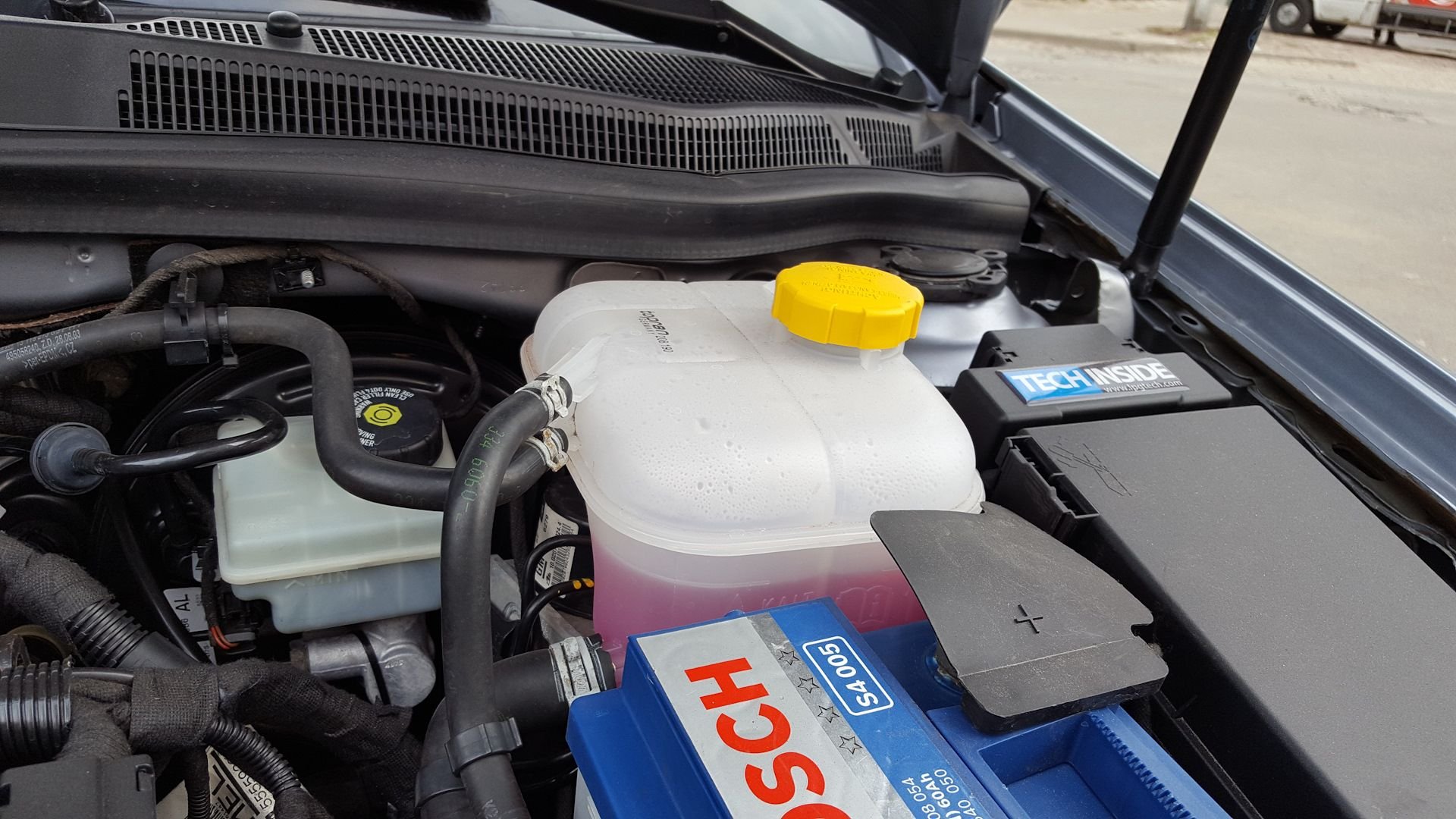 Охлаждающая astra h. Opel astra h 1. 8 антифриз. Opel astra h 1. Opel astra h бачок антифриза.