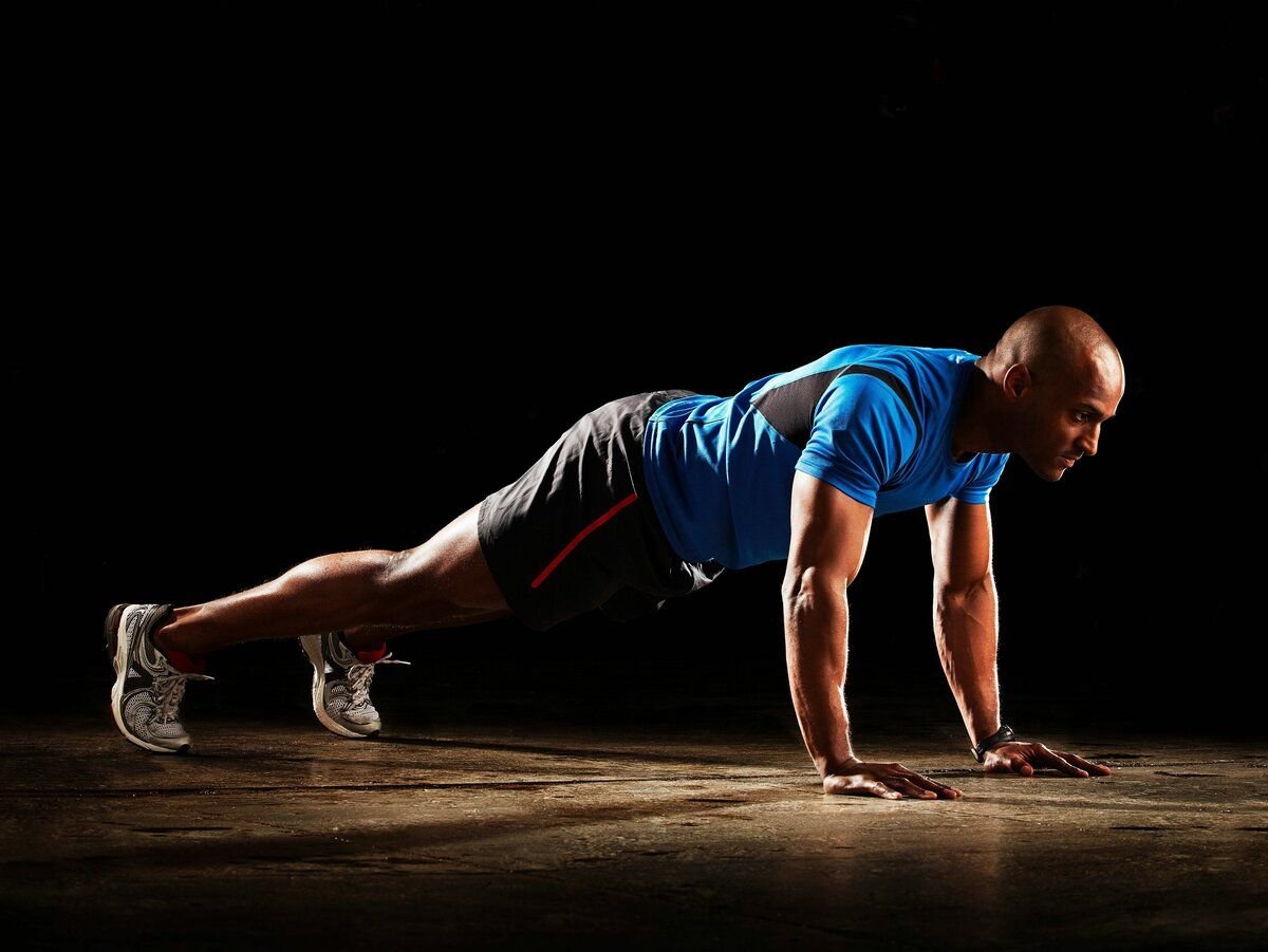 разгрузочная поза для поясницы. гантель на бицепс. кранчи в фитнесе что это. разминка поясничного отдела. упражнения на растяжку с роллом.