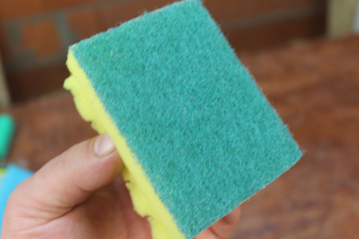 Губка меламиновая помощница. Губки для посуды лайфхаки. Необычные губки для посуды. Какой губкой пользоваться для кафеля. Поделки из губки для мытья посуды.