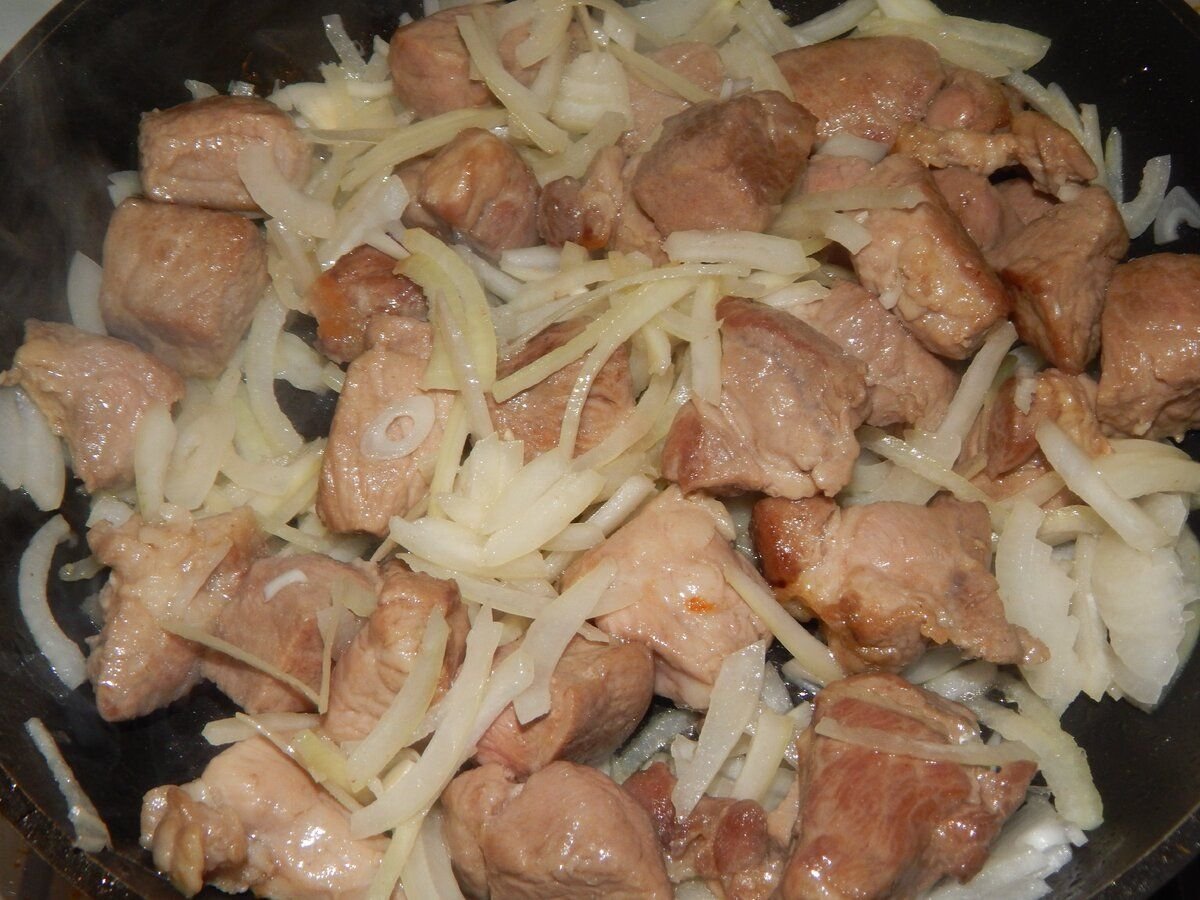 Вкусно приготовить говядину на сковороде кусочками с луком в подливе рецепт приготовления с фото