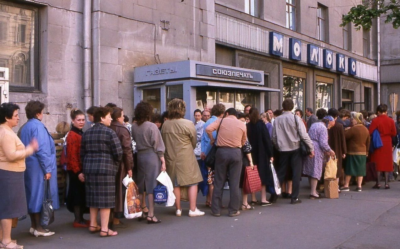 Советский стоять. СССР В 90 Е годы очередь в магазин. Очереди 80-е СССР. Очереди в СССР 1970-Е. Очередь за хлебом в СССР 1980.