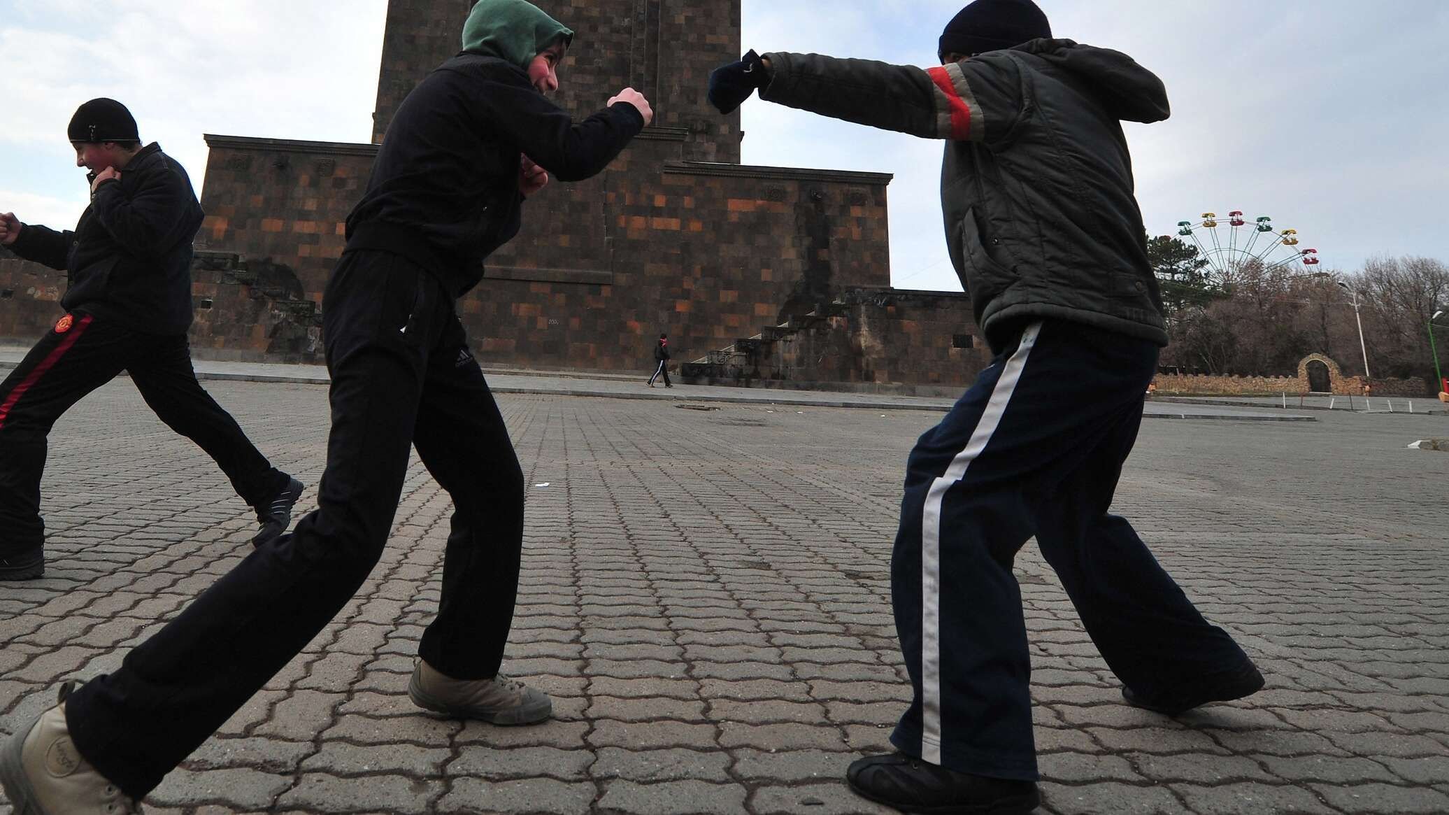 Драк слеп. Тень от дерущихся людей. Хулиганы 2 (2009). Драк слеп. Хулиганы на улице.