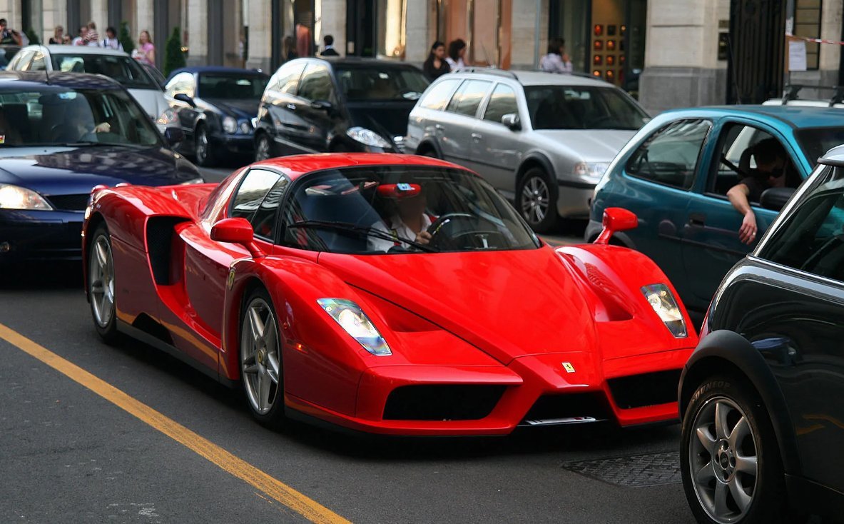 Автомобиль Enzo Ferrari