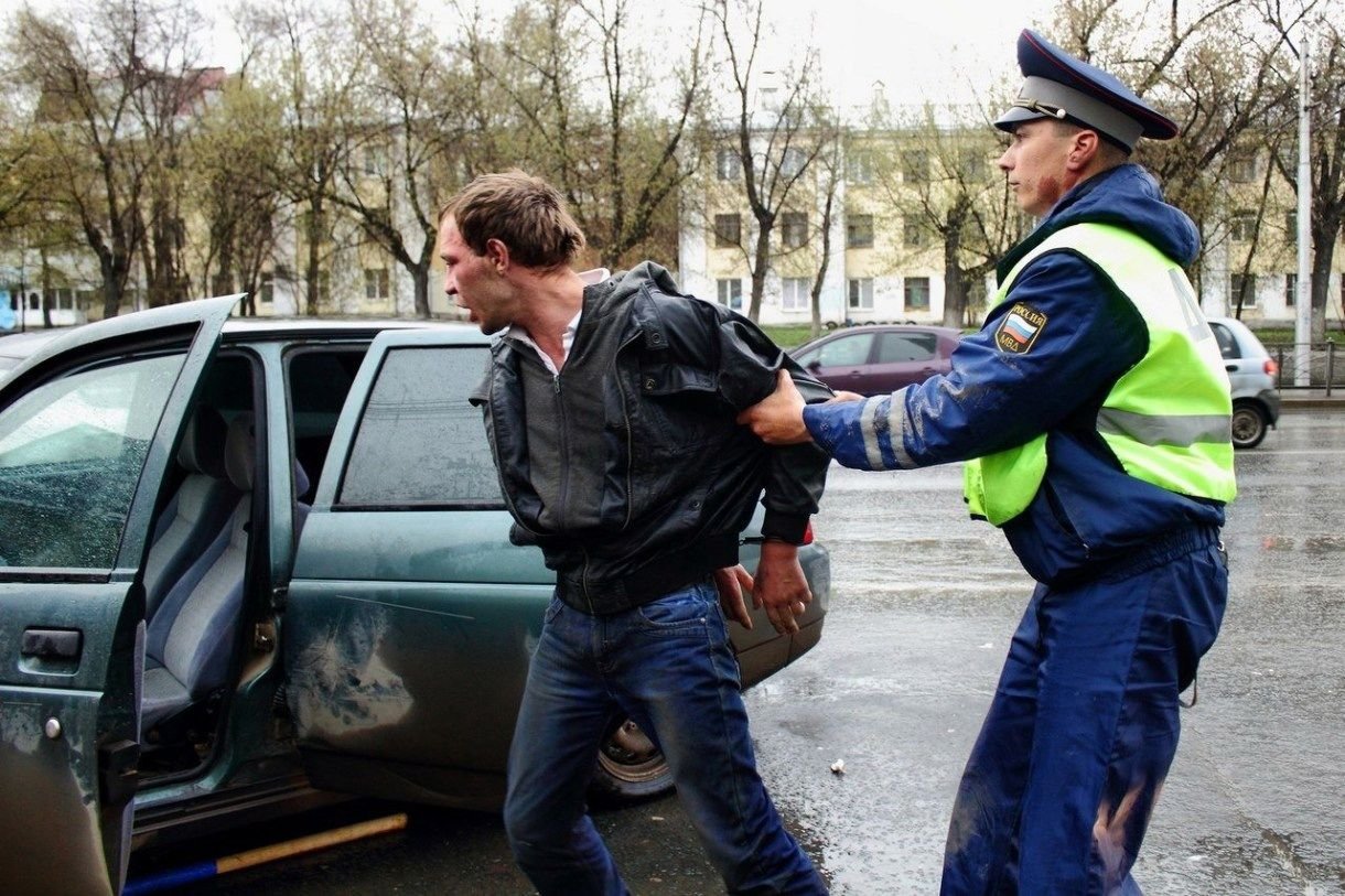 Гонящийся за преступником. Задержание пьяного водителя. Погоня менты. Полиция ловит нарушителей.