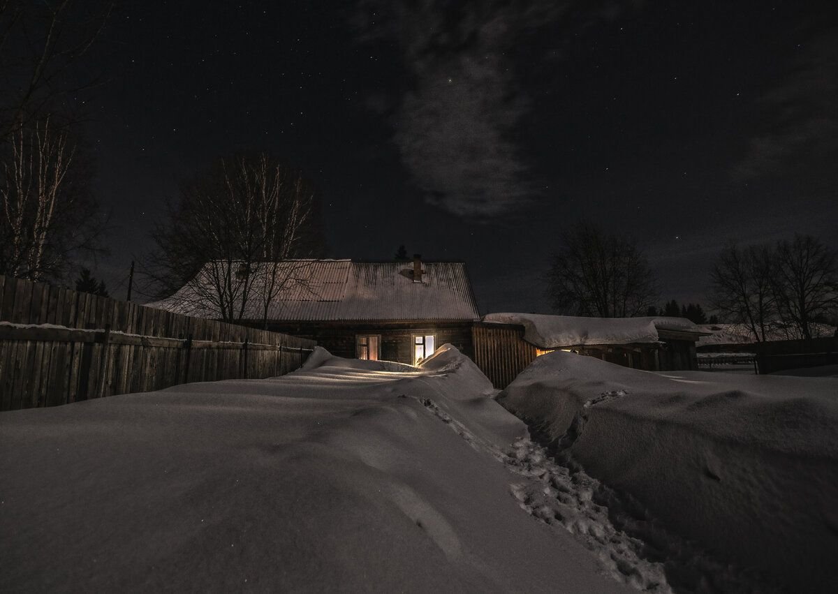 Зимняя улица ночью в деревне