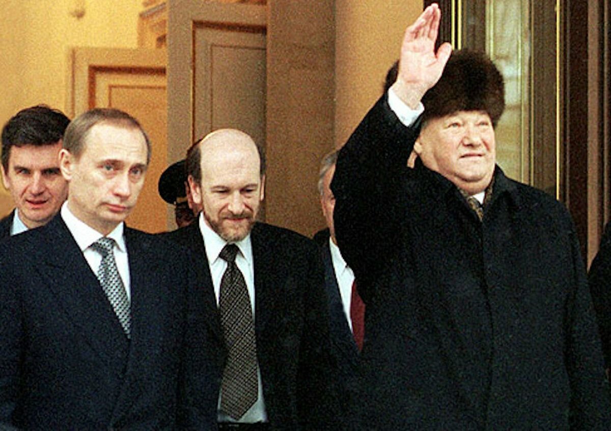 Политики россии 2000 годов. Ельцин в 1999 году. Ельцин покидает Кремль 1999.