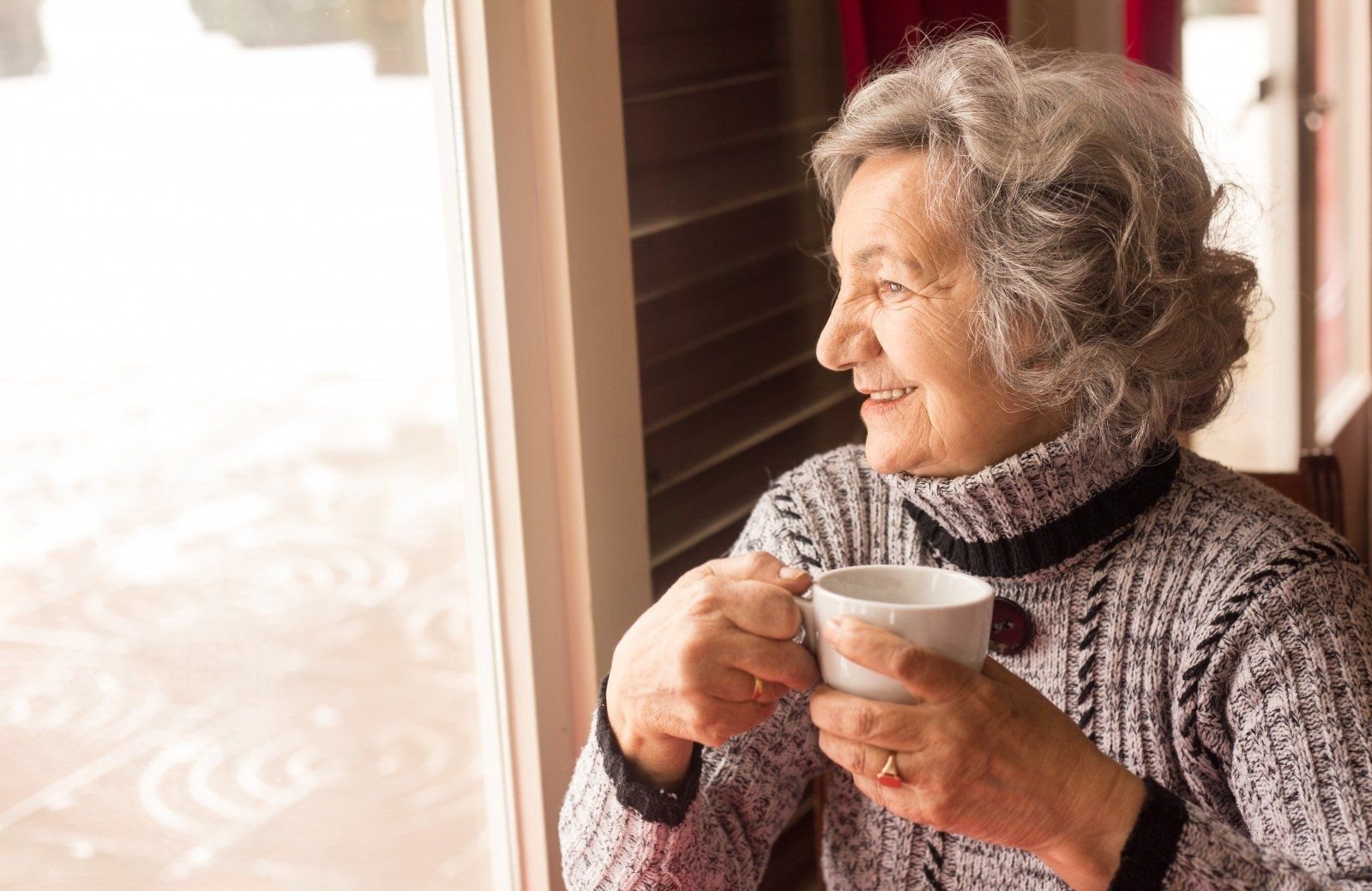 Пенсионерка т. Бабушка с чаем. Пожилые люди. Старушка пьет кофе. Чаепитие для пожилых людей.