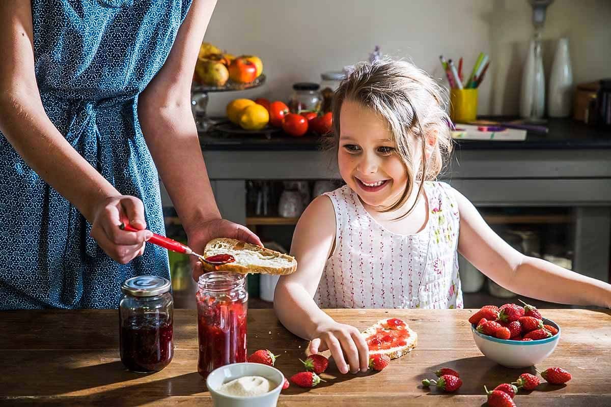 Джем девушки. Ребенок ест варенье. Фотосессия дети и варенье.