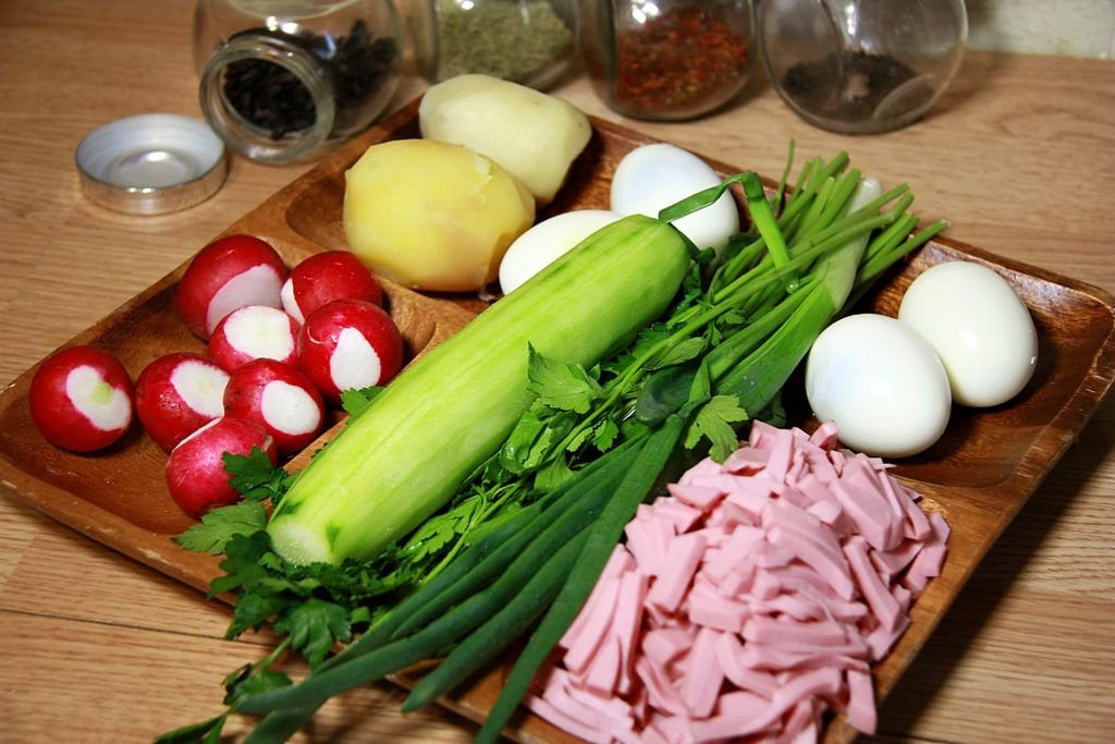 Ингредиенты на окрошку классическую с колбасой на квасе рецепт с фото