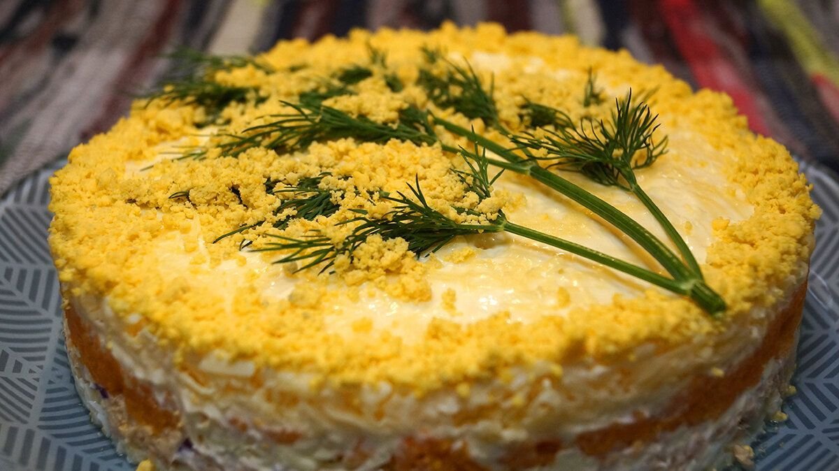салат мимоза королевская. салат мимоза без картошки и моркови. пошаговый рецепт мимозы с картошкой. пошаговый рецепт мимозы с картошкой. салат мимоза с сайрой.